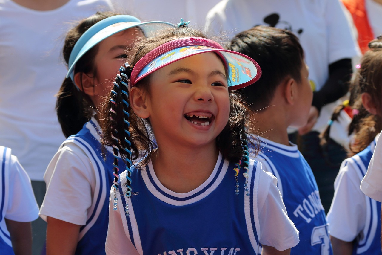 五月亲子足球赛场，温情与成长的交织